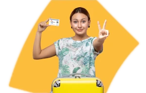 femme avec la carte accès culture et une valise