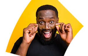 Homme heureux à lunettes